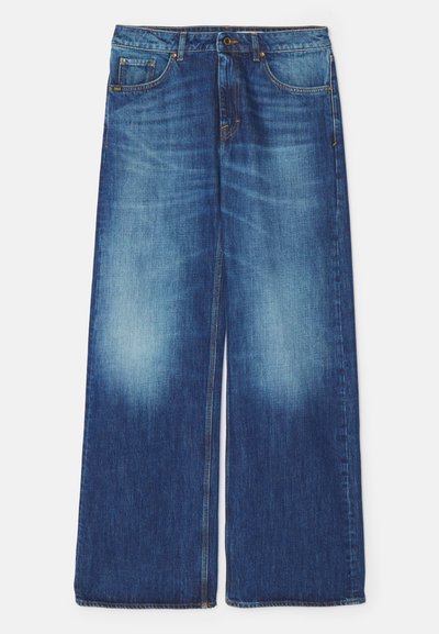 Jeans de ganga azuis de perna larga com um acabamento desbotado, apresentando um design clássico de cinco bolsos e um fecho frontal com botão. Textura ligeiramente desgastada.