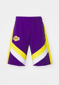 Pantalones cortos de baloncesto morados con franjas diagonales amarillas y blancas. Presenta un logo bordado de "Los Angeles Lakers" en la parte frontal.