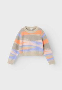 Brede gebreide trui met een cropped ontwerp in een beige basis, meerkleurige horizontale strepen in roze, oranje, blauw en grijs. Ronde halslijn.