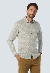 Witte shirt met zwart en bruin geometrisch patroon, met knoopsluiting en lange mouwen. Brown knopen en contrasterende gestreepte manchetten.