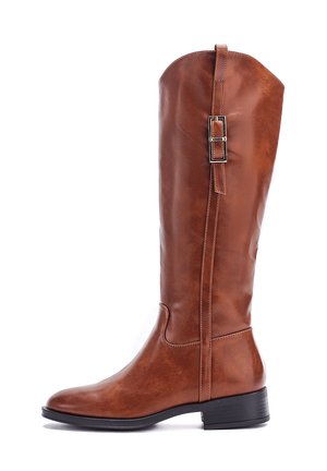 Hohe braune Lederstiefel mit glänzender Oberfläche, einem rechteckigen Schnallendetail und einem strukturierten Schaft. Verfügt über einen niedrigen, schwarzen Absatz.