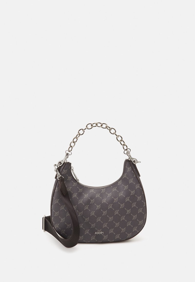 Dunkelgraue Schultertasche aus strukturiertem Material, mit einem silbernen Kettenhenkel, Reißverschlussverschluss und einem sich wiederholenden Logo-Muster.