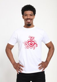 Witte katoenen t-shirt met een rode graphic van drie cartoonfiguren met harten, korte mouwen en een ronde hals.