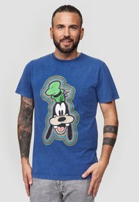 Blauwe katoen t-shirt met een grote multikleuren afbeelding van Goofy met een groene hoed, korte mouwen en een ronde hals.