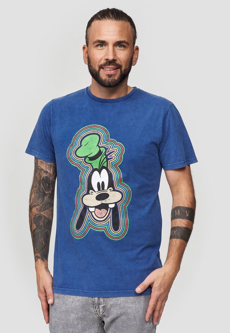 Blauwe katoen t-shirt met een grote multikleuren afbeelding van Goofy met een groene hoed, korte mouwen en een ronde hals.