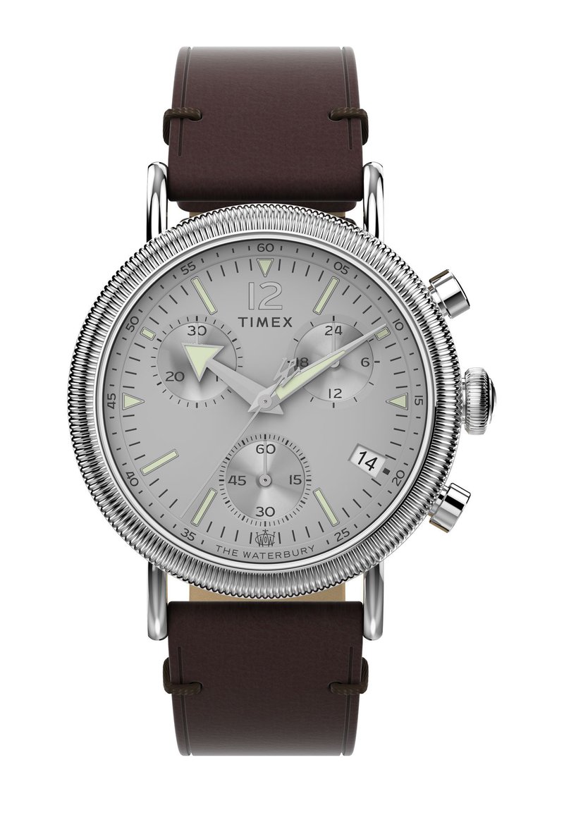 Montre Timex Waterbury avec un cadran argenté comportant trois sous-cadrans, des éléments en acier inoxydable argenté et un bracelet en cuir brun. Détail du bezels rotatif.