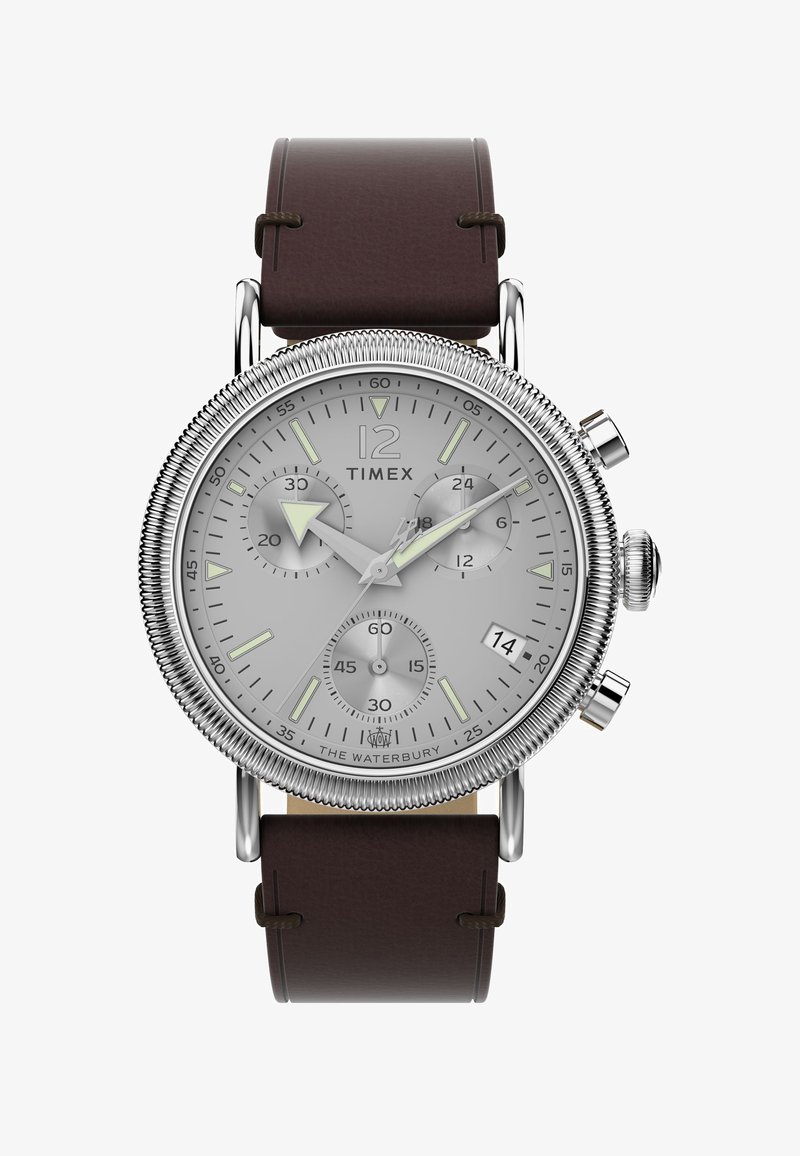 Orologio Timex Waterbury con quadrante argentato dotato di tre sottodial, hardware tono argento e cinturino in pelle marrone. Dettaglio della ghiera rotante.