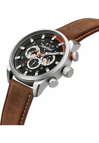 Chronograph-Armbanduhr mit schwarzem Zifferblatt, drei Unterzifferblättern, orangefarbenen Akzenten, silbernem Gehäuse und braunem Lederarmband, das mit dem Timberland-Logo geprägt ist.