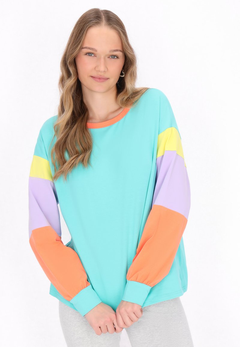 Maglietta a maniche lunghe leggera in teal, con maniche a blocchi di colore in tonalità pastello di lavanda, giallo e corallo. Collo rotondo e vestibilità rilassata.