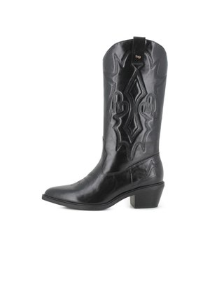 Bota de vaquero de cuero negro con costuras decorativas, puntera puntiaguda, tacón de altura media y lengüeta para tirar en la caña superior.
