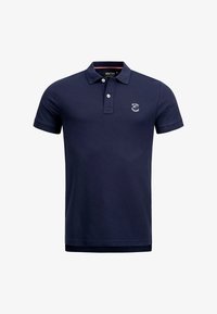 Polo azul marino de manga corta con dos botones blancos y pequeño logo blanco bordado en el pecho izquierdo.