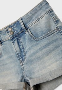 Shorts di jeans azzurri con orli risvoltati, chiusura con doppio bottone in metallo, tasca frontale e passanti per cintura su sfondo bianco.