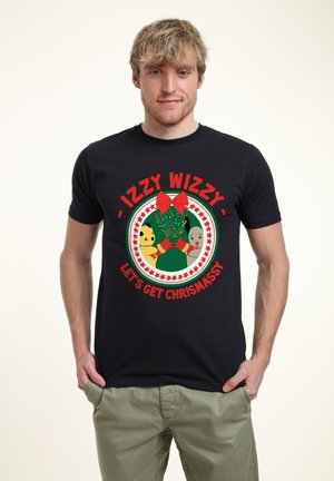 Schwarzes Baumwoll-T-Shirt mit einem bunten Grafikdesign und dem Text "IZZY WIZZY LET'S GET CHRISMASSY" sowie verspielten Figuren, darunter eine grüne Gestalt.
