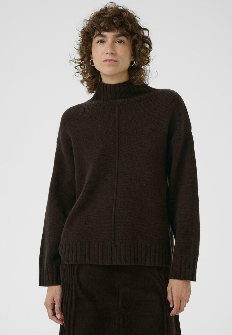 Un pull col roulé marron foncé en tricot doux, avec des poignets et un ourlet côtelés, un ajustement décontracté et des détails de couture verticale subtils.