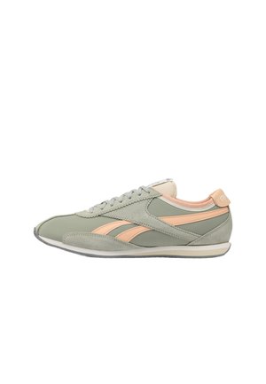 Scarpa da ginnastica bassa verde e pesca con pannelli in camoscio e pelle, chiusura con lacci sul davanti e linguetta con marchio sul tallone.