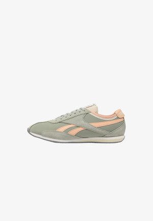 Scarpa da ginnastica bassa verde e pesca con pannelli in camoscio e pelle, chiusura con lacci sul davanti e linguetta con marchio sul tallone.