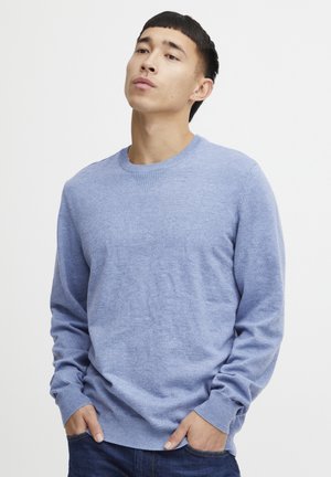 Lyseblå genser med rund hals laget av myk strikket materiale, med lange ermer og ribbestrikkede mansjetter. Enkel design uten mønstre eller aksenter.