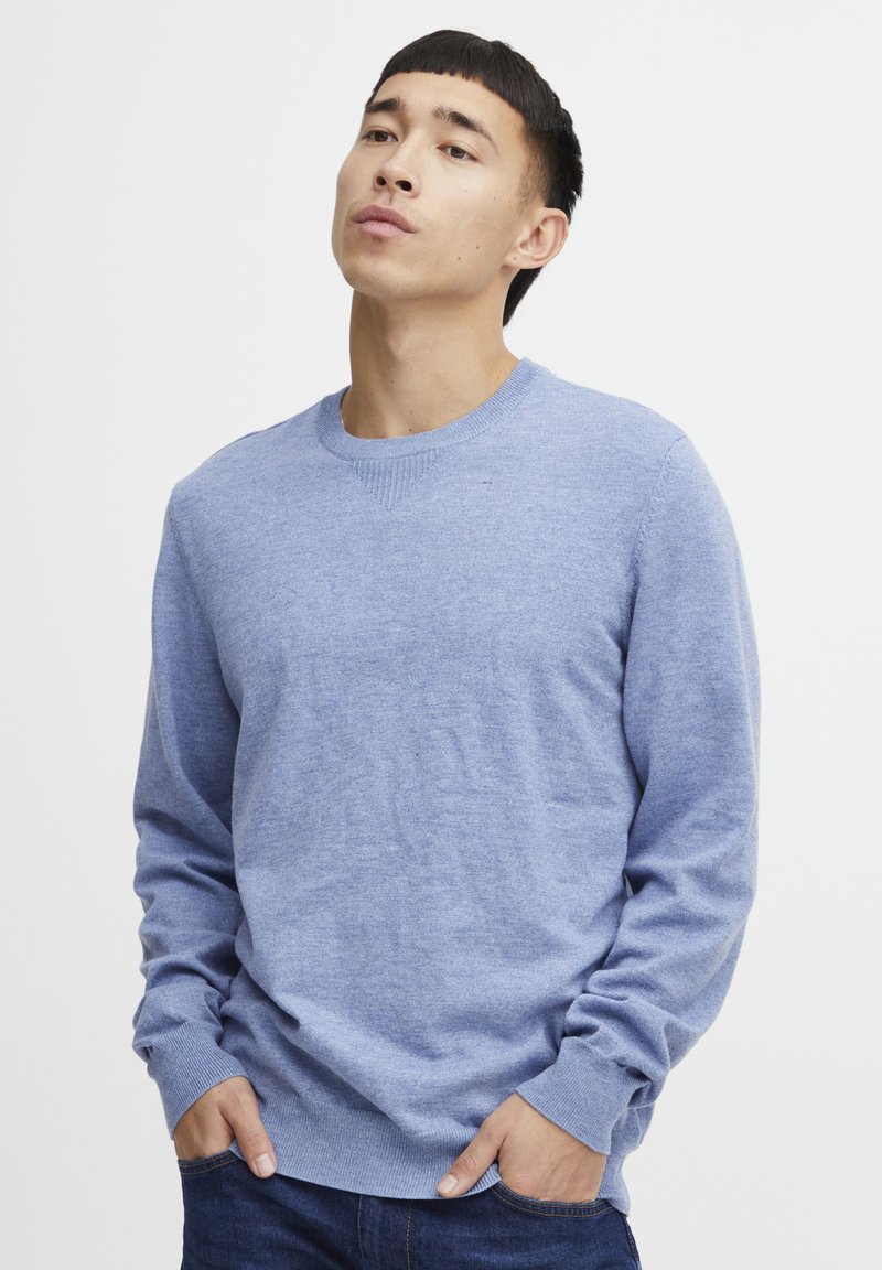 Pulover crewneck de culoare albastru deschis, realizat dintr-un material tricotat moale, având mâneci lungi și manșete ribbate. Design simplu, fără modele sau accente.