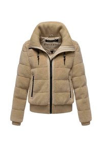 Beige Daunenjacke mit einer strukturierten Fleece-Oberfläche, geripptem Kragen, schwarzen Reißverschlüssen und seitlichen Taschen, die ein dickes, warmes Design aufweist.