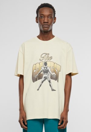 Upscale by Mister Tee GREATEST HEAVY - T-shirt print - sand