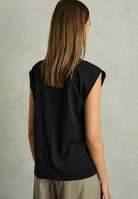 Reiss REGULAR FIT - MORGAN SLEEVE - Lihtne T-särk - black