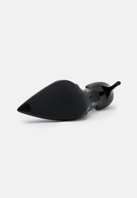 Chaussure à talons hauts noire avec un bout pointu, texture en cuir lisse et design épuré. Elle présente un talon fin et peu d'ornements.