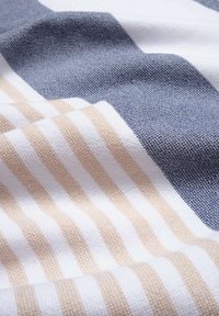 Tessuto di cotone con una trama strutturata, strisce orizzontali nei colori blu navy, bianco e beige chiaro, con modelli alternati di larghezze diverse.