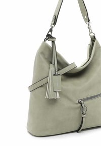 Bolso de cuero gris-verde de diseño informal con correa extraíble, detalle de borlas, bolsillo con cremallera y textura suave. Presenta acentos de hardware en tono plateado.