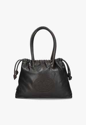 Sac à main en cuir noir avec un dessus froncé, des poignées arrondies et un logo embossé à l'avant. Texture lisse avec des cordons de serrage ajustables.