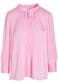 Blouse en satin rose à manches longues avec col rond et fente, légères fronces aux épaules et poignets boutonnés, taille moyenne.