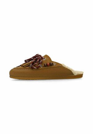 Bruine instap pantoffel met fleece voering, decoratieve bruine en rode kraaltjes en een kwastjesveter detail bovenop.