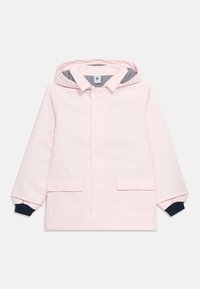 Ανοιχτό ροζ μπουφάν με κουκούλα, μπροστινές τσέπες, ριγωτή εσωτερική επένδυση και μανσέτες σε ναυτικό μπλε χρώμα, σε λευκό φόντο.