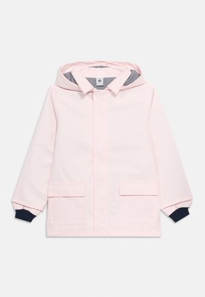 Lyserød hættejakke med forlommer, stribet indvendig foring og marineblå ærmekanter, vist på hvid baggrund.