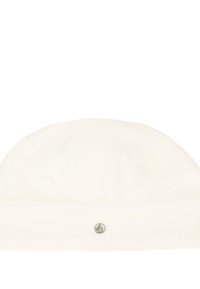 Berretto bianco realizzato in materiale morbido, con risvolto e un piccolo logo sul fondo. Texture liscia, forma superiore arrotondata.