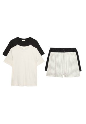 Twee sets korte mouw shirts en shorts: een zwart shirt met zwarte shorts, een wit shirt met witte shorts met dunne zwarte verticale strepen.