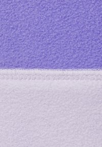 Tessuto di pile con due sezioni orizzontali: una parte superiore testurizzata di colore viola chiaro e una parte inferiore solida di lavanda chiara con cuciture visibili.