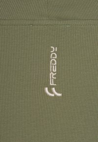 Freddy IN SLIM FIT E CUT-OUT - Maglietta a manica lunga - oil green