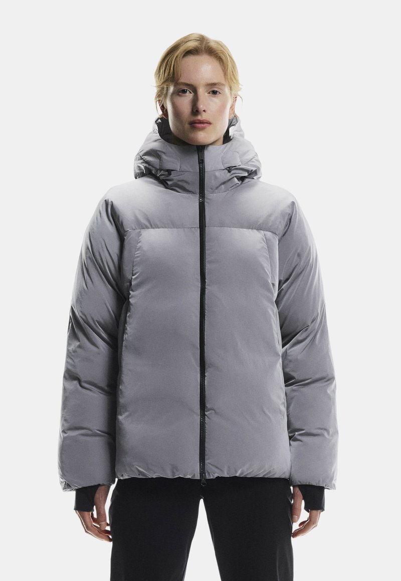 Jasnoszara kurtka puchowa z kapturem, z zamkiem błyskawicznym z przodu i elastycznymi mankietami. Wypełniona konstrukcja zapewnia izolację i ciepło.
