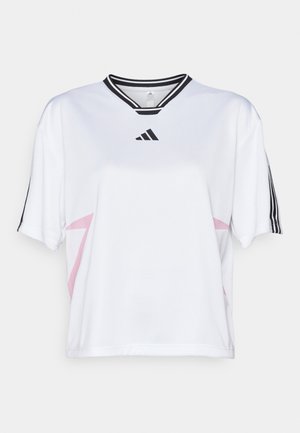 T-shirt de sport blanc avec des accents roses sur les côtés, des rayures noires sur les manches courtes et un col en V noir, fabriqué en matériau respirant.