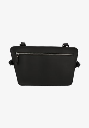 Sort lædertaske med rektangulær form, der har en frontlomme med lynlås og justerbare stropper. Glat tekstur med minimalistisk design.