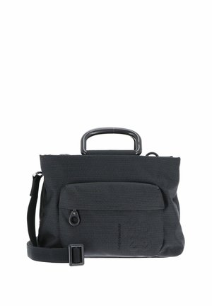 Malette en tissu noir texturé avec poignée supérieure, poche avant zippée et bandoulière ajustable sur fond blanc.