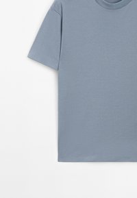 Tričko s krátkým rukávem v světle modré barvě z bavlny, s klasickým kulatým výstřihem a hladkým, rovnoměrným povrchem. Jednoduchý design bez vzorů.