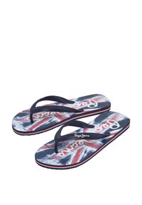Sandalit, joissa on tummansininen kumihihna, värikäs Union Jack -kuvio pohjassa ja valkoinen "Pepe Jeans" -logo. Tasainen, rento muotoilu.