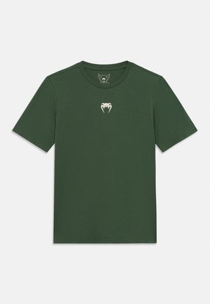 Σκούρο πράσινο κοντομάνικο T-shirt με στρογγυλή λαιμόκοψη και μικρό λευκό λογότυπο δοντιού φιδιού στο κέντρο του στήθους.