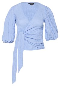 Ljusblå omslagstopp i strukturerad tyg. Har djup V-ringning, puffärmar och en sidoknytning för justerbar passform.