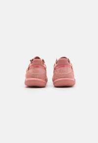 Rózsaszín Nike sportcipők textúrált velúr felsőrésszel, hálós részletekkel, ívelt dizájnnal és logóval a saroknál. Gumitalp, ami biztosítja a tapadást.