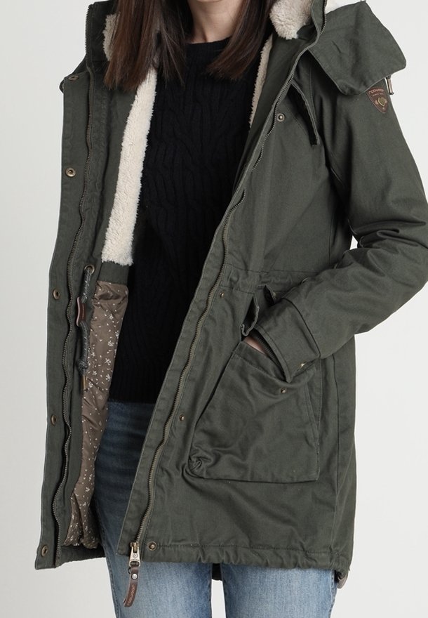 Olivově zelená parka bunda s kapucí podšitou kožešinou, zapínáním na zip a patentky, bočními kapsami a květinovým vzorem uvnitř podšívky.