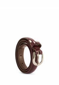 Bordowy pasek ze skóry z błyszczącym wykończeniem, wyposażony w metalową klamrę i otwory do regulacji. Gładka faktura i klasyczny design.