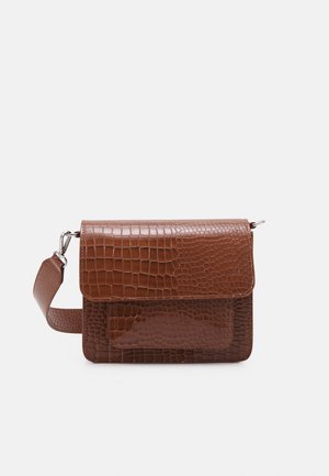 Sac bandoulière marron avec texture crocodile, fermeture à rabat sur le devant, petite poche avant et bandoulière réglable avec ferrures argentées.