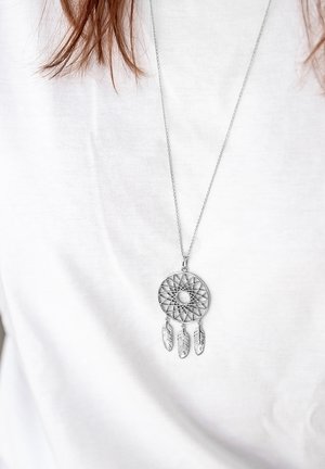 Silberne Anhängerkette mit einem runden Traumfänger-Design, das komplizierte Netzmuster und drei Federakzenten zeigt, an einer Silberkette.